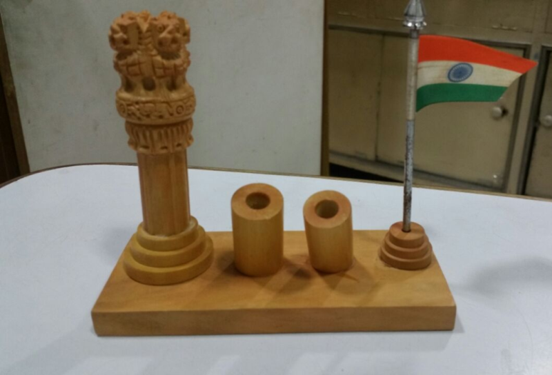 Wooden Ashoka Pillar & India Flag Table Piece1